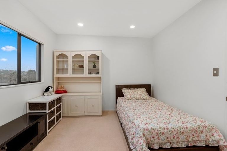 Photo of property in 28 St Clair Place, Browns Bay, Auckland, 0630