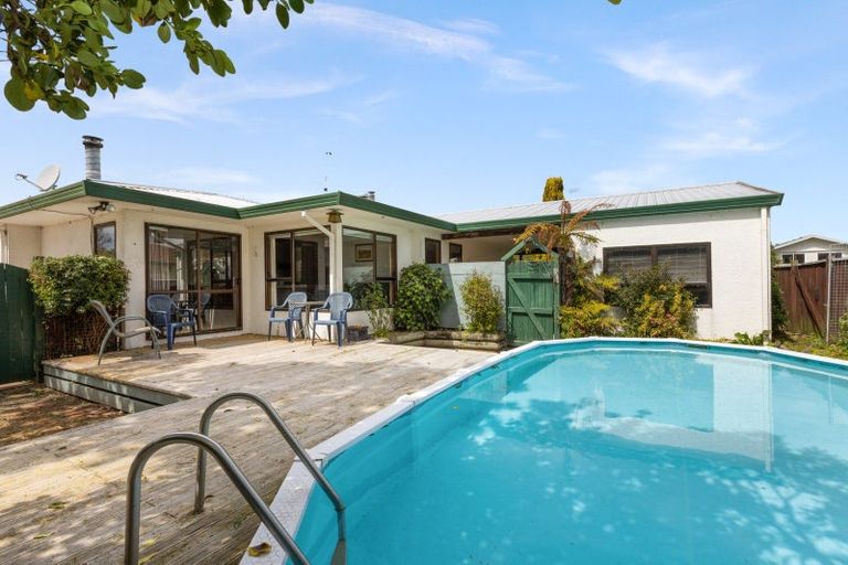 Photo of property in 11 Deakin Place, Clive, 4102