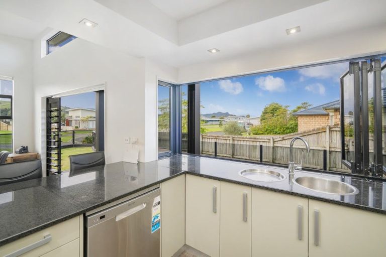Photo of property in 25 Pacific Place, Whitianga, 3510