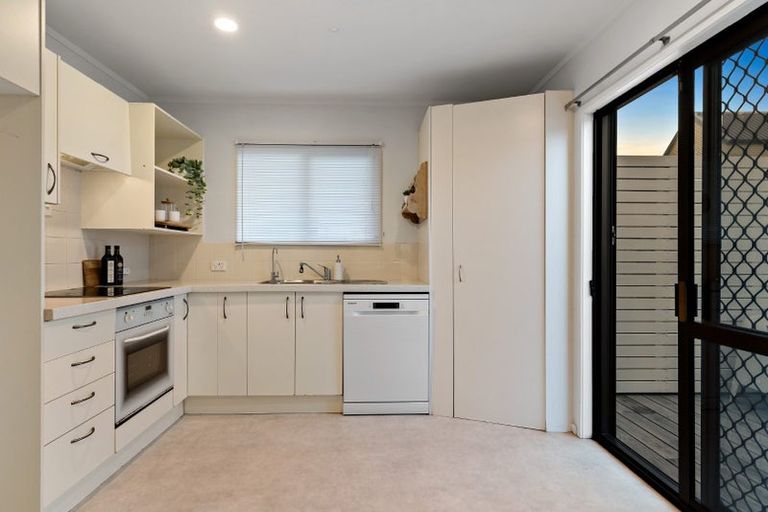 Photo of property in 2/7 Eskdale Road, Birkdale, Auckland, 0626