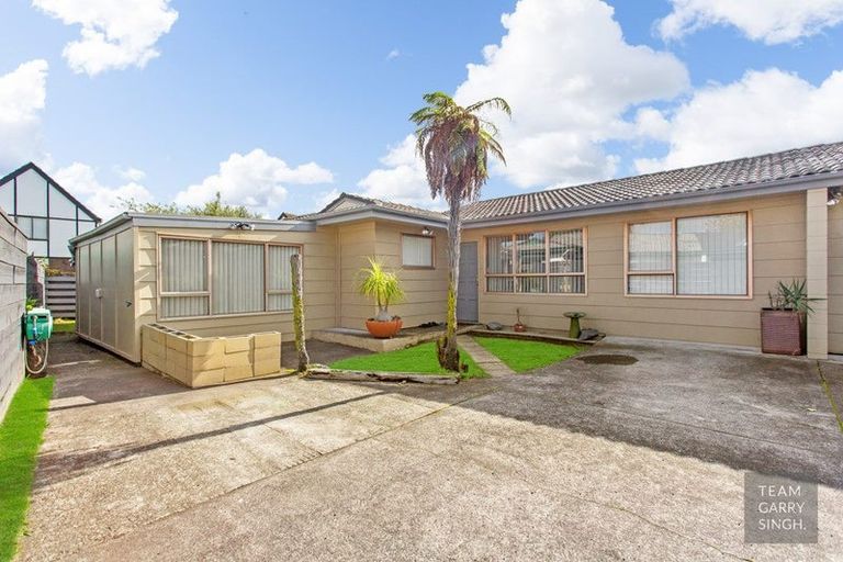 Photo of property in 2/41 Challen Close, Conifer Grove, Takanini, 2112