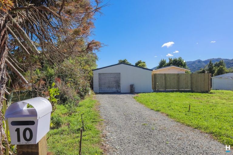 Photo of property in 10 Carroll Street, Runanga, 7803
