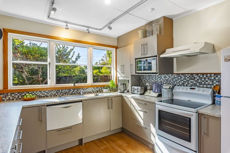 Photo of property in 13 Kauri Road, Waikanae, 5036