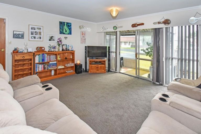 Photo of property in 2/20 Gibbons Road, Weymouth, Auckland, 2103
