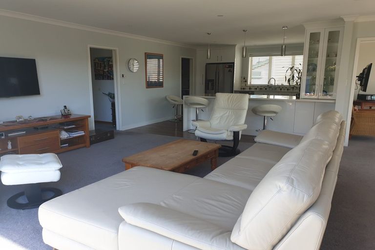 Photo of property in 8 Saulbrey Grove, Woburn, Lower Hutt, 5010