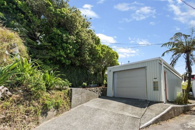 Photo of property in 73 Bassett Road, Johnsonville, Wellington, 6037