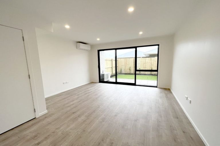 Photo of property in 4/12 Enderby Drive, Te Atatu Peninsula, Auckland, 0610