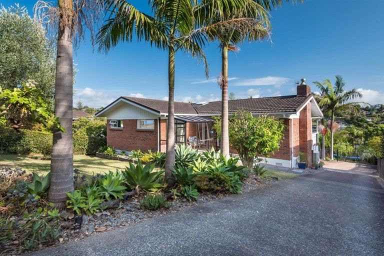 Photo of property in 33 Mayfair Crescent, Mairangi Bay, Auckland, 0630