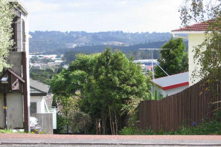 Photo of property in 1/46 Sunset Road, Unsworth Heights, Auckland, 0632