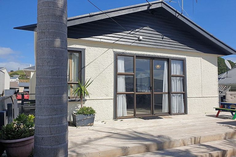 Photo of property in 63 Breakwater Road, Moturoa, New Plymouth, 4310