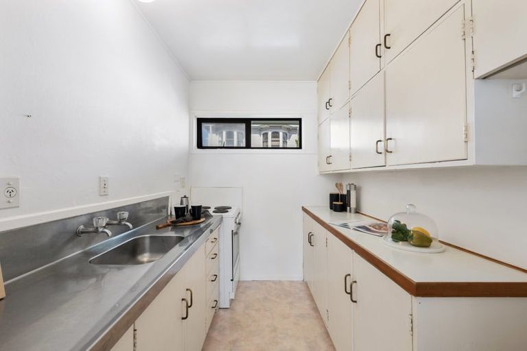 Photo of property in 10/4 Claremont Grove, Mount Victoria, Wellington, 6011