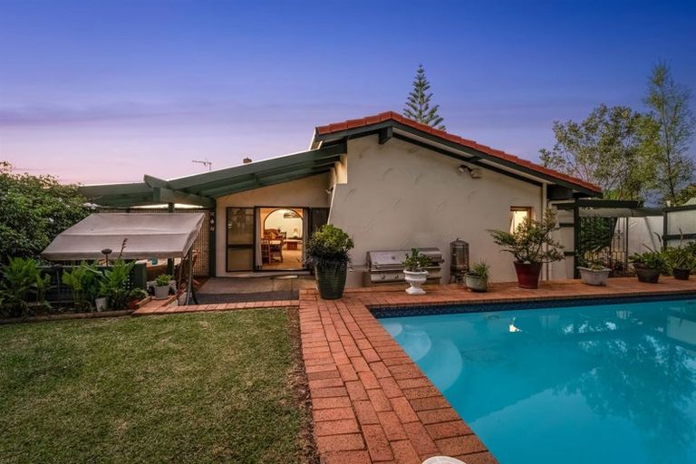 Photo of property in 100 Becroft Drive, Forrest Hill, Auckland, 0620