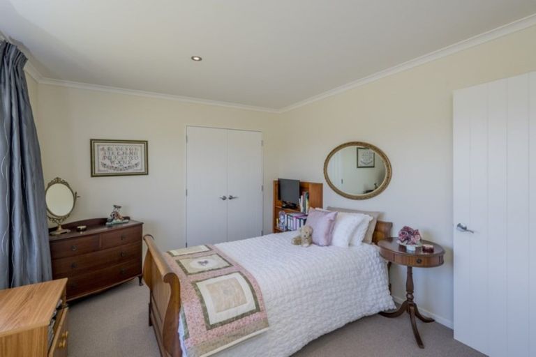 Photo of property in 16 Barry Curtis Place, Levin, 5510