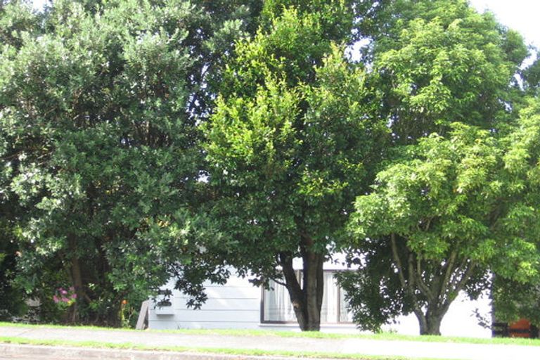 Photo of property in 2/87 Hobsonville Road, West Harbour, Auckland, 0618