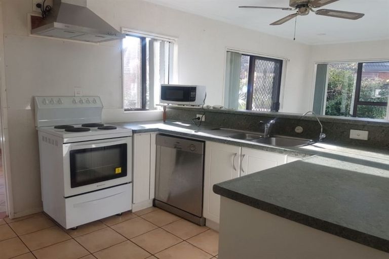 Photo of property in 16 Gala Place, Henderson, Auckland, 0612