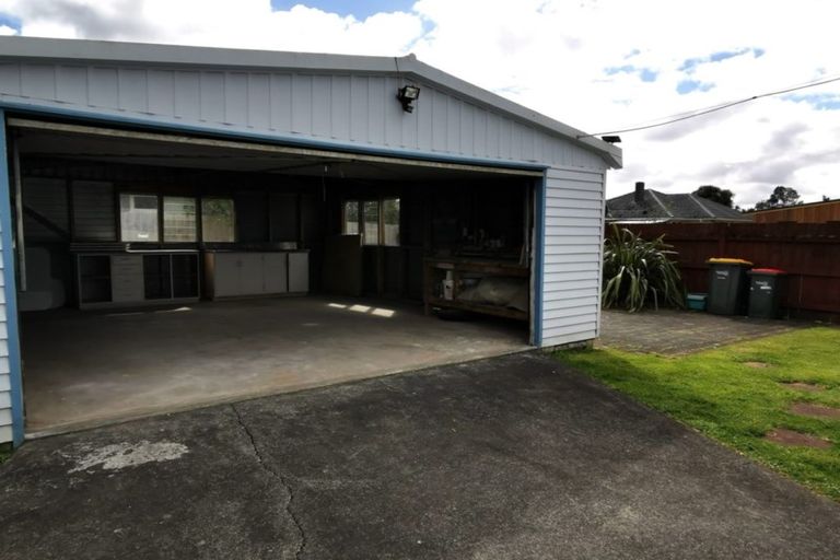 Photo of property in 2 Maybelle Place, Kelston, Auckland, 0602
