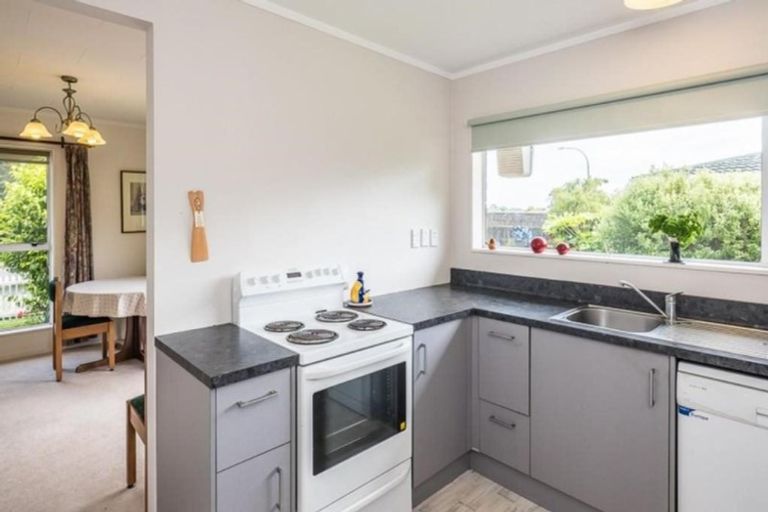 Photo of property in 60 Rewarewa Crescent, Waikanae, 5036