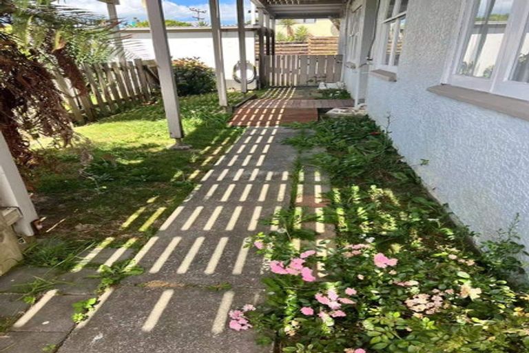 Photo of property in 10 Coronation Road, Glenfield, Auckland, 0627