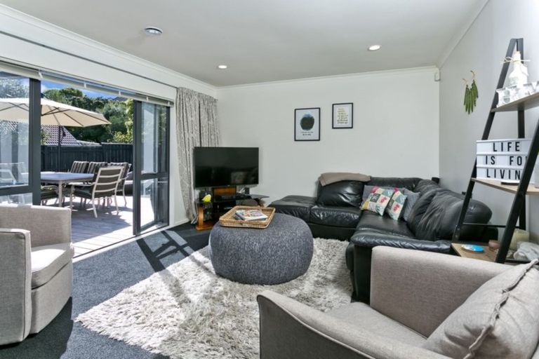 Photo of property in 15 Thornbill Rise, Unsworth Heights, Auckland, 0632