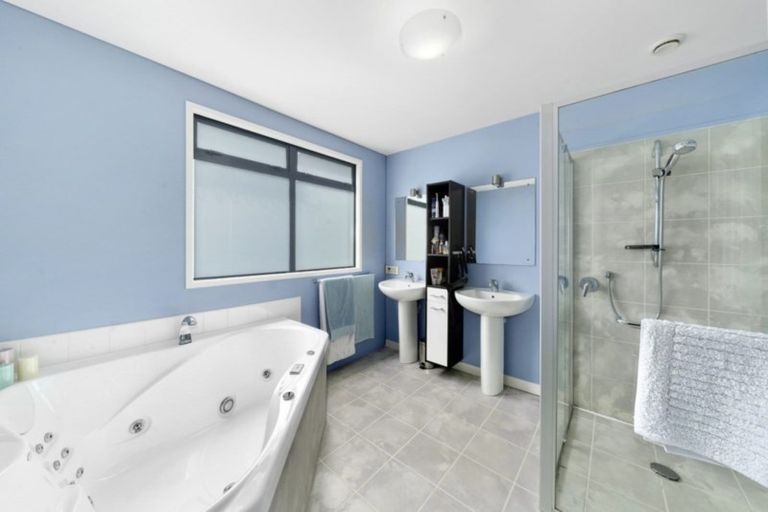 Photo of property in 3 Kilkelly Close, Tawa, Wellington, 5028