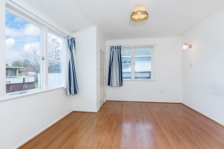 Photo of property in 38 Buscomb Avenue, Henderson, Auckland, 0610