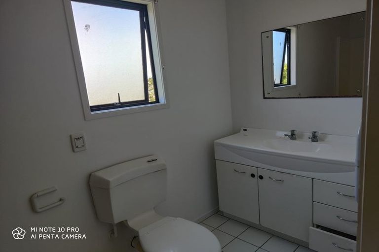 Photo of property in 23 Leiden Place, Totara Vale, Auckland, 0629