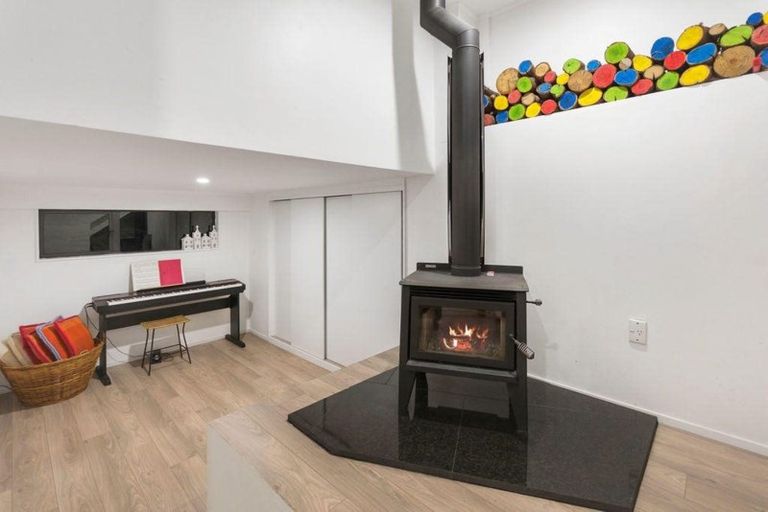 Photo of property in 24 Valley Road, Titirangi, Auckland, 0604