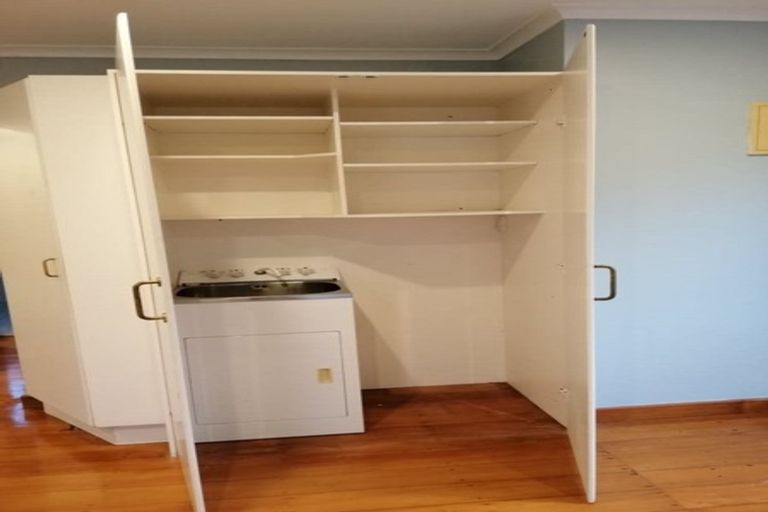 Photo of property in 9 Bishop Street, Green Bay, Auckland, 0604