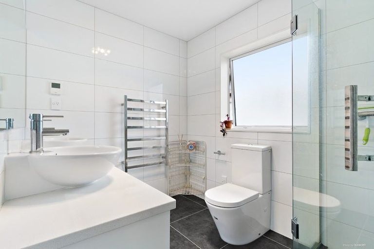 Photo of property in 140r Hepburn Road, Glendene, Auckland, 0602