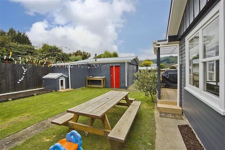 Photo of property in 10 Gardiner Grove, Wainuiomata, Lower Hutt, 5014