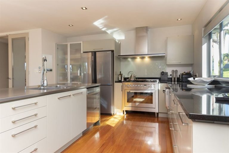 Photo of property in 317a Glenfield Road, Glenfield, Auckland, 0629