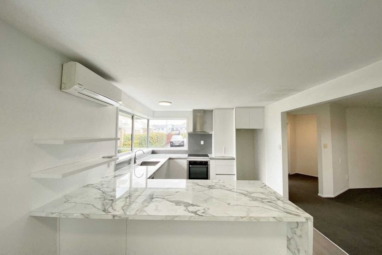 Photo of property in 2/66 Middlepark Road, Sockburn, Christchurch, 8042