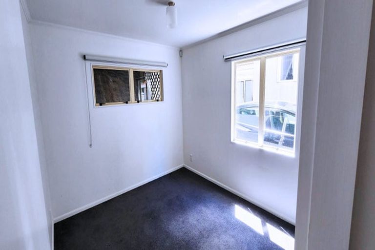 Photo of property in 2/33 Hawker Street, Mount Victoria, Wellington, 6011