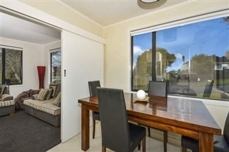 Photo of property in 2/51 Knightsbridge Drive, Forrest Hill, Auckland, 0620