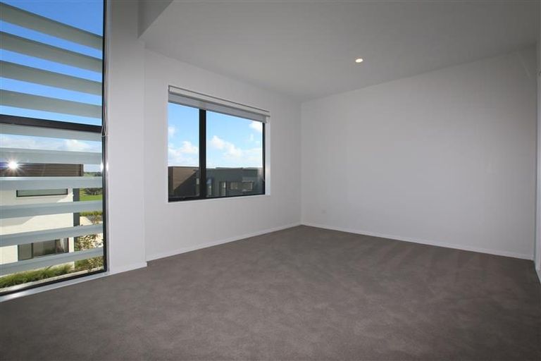 Photo of property in 2 Carder Court, Hobsonville, Auckland, 0618