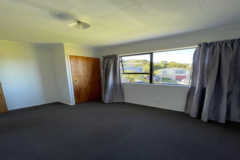 Photo of property in 26 Cheltenham Terrace, Newlands, Wellington, 6037