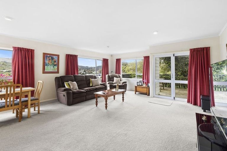 Photo of property in 9 Hampton Hill Road, Tawa, Wellington, 5028
