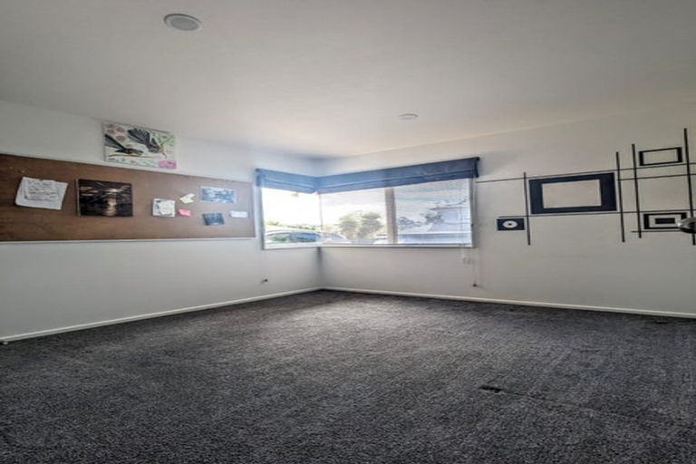 Photo of property in 32 Roy Maloney Drive, Henderson, Auckland, 0612