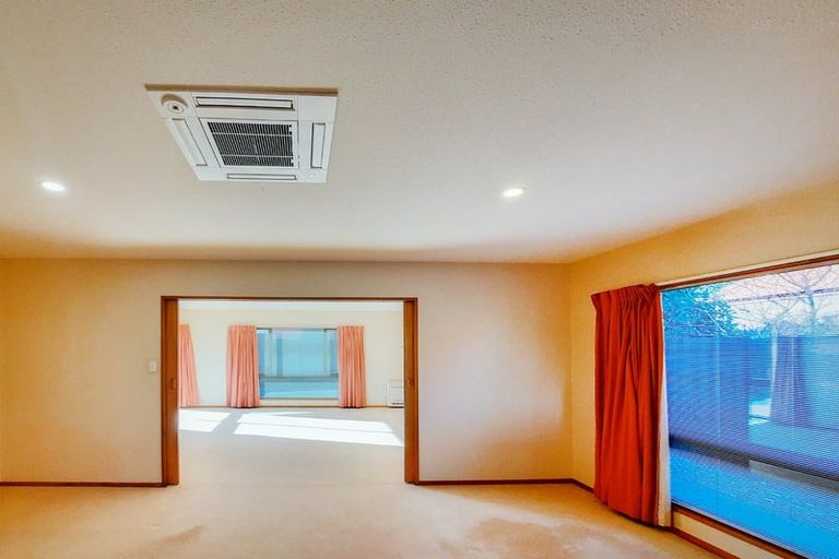 Photo of property in 2/8 Cricklewood Place, Avonhead, Christchurch, 8042