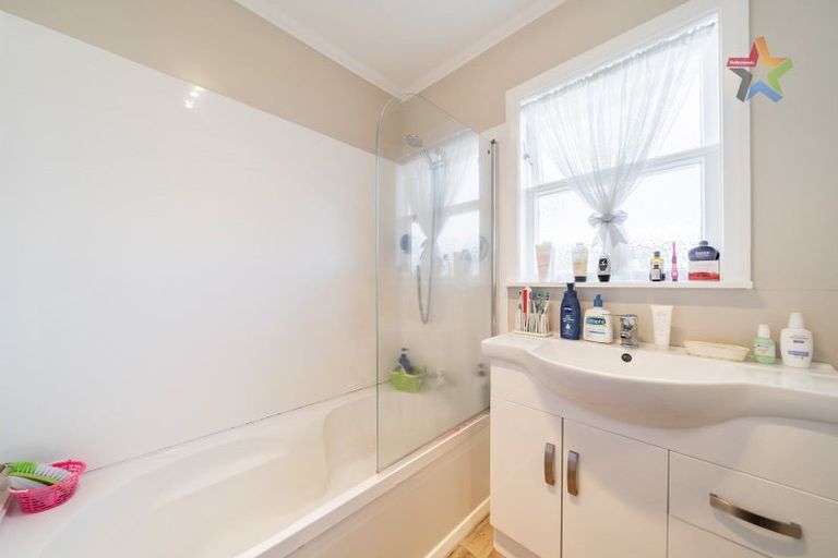 Photo of property in 5 Willow Grove, Wainuiomata, Lower Hutt, 5014