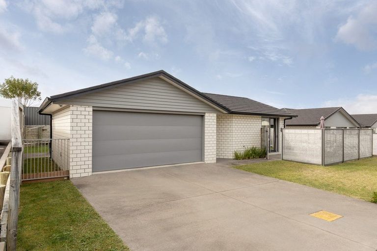 Photo of property in Waterview Estate, 33/4 Greystone Place, Omokoroa, 3114