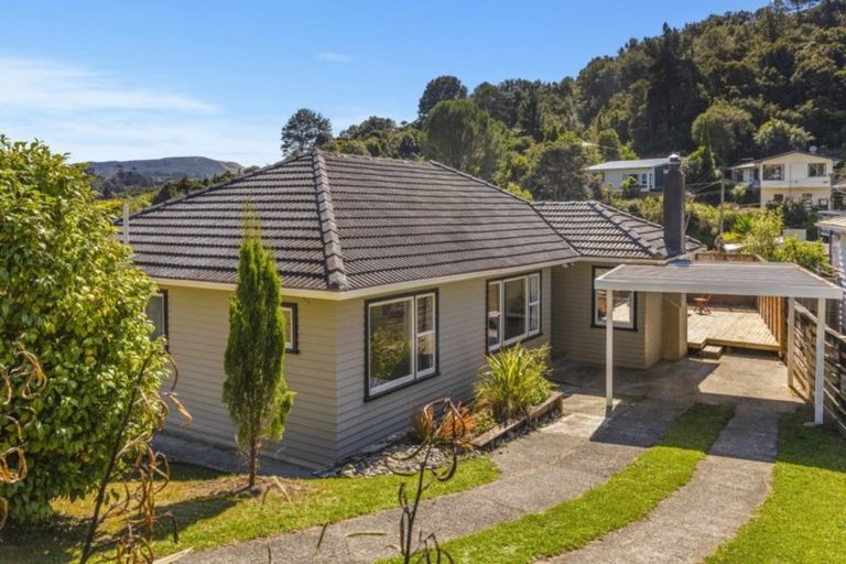 Photo of property in 28 Lowry Crescent, Stokes Valley, Lower Hutt, 5019