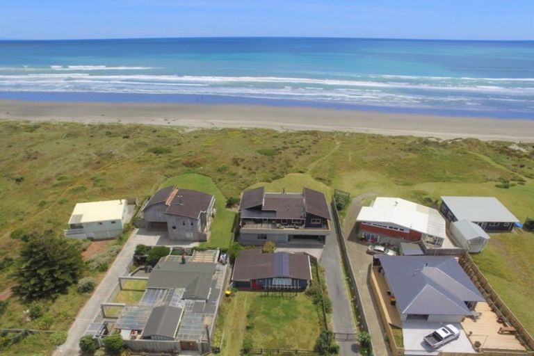 Photo of property in 20 Marine Parade South, Foxton Beach, Foxton, 4815