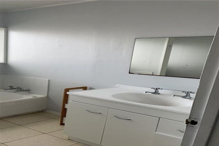 Photo of property in 76 Shifnal Drive, Randwick Park, Auckland, 2105