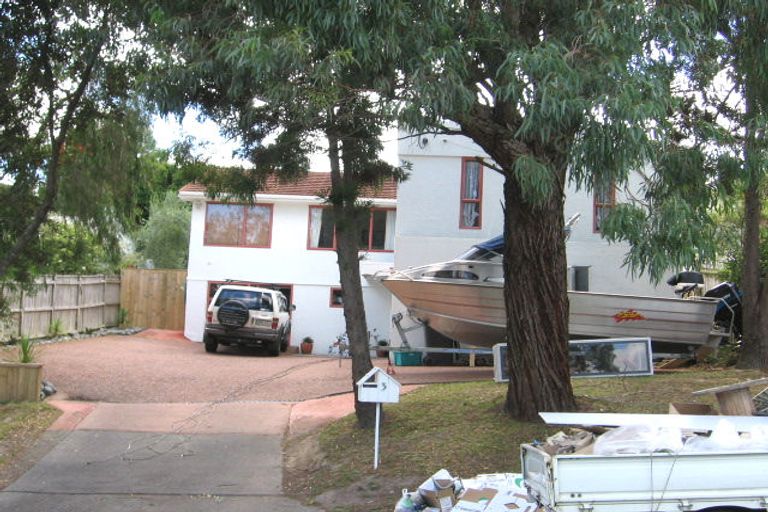 Photo of property in 3 Wyoming Avenue, Murrays Bay, Auckland, 0630