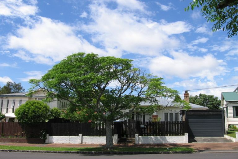 Photo of property in 10 Riro Street, Point Chevalier, Auckland, 1022