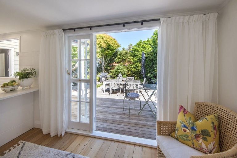 Photo of property in 37 Kiwi Road, Stanley Point, Auckland, 0624