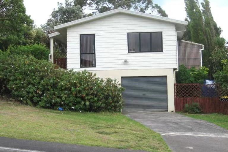 Photo of property in 9 Thalia Place, Totara Vale, Auckland, 0629