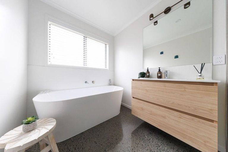 Photo of property in 28 Kohekohe Drive, Owhata, Rotorua, 3010