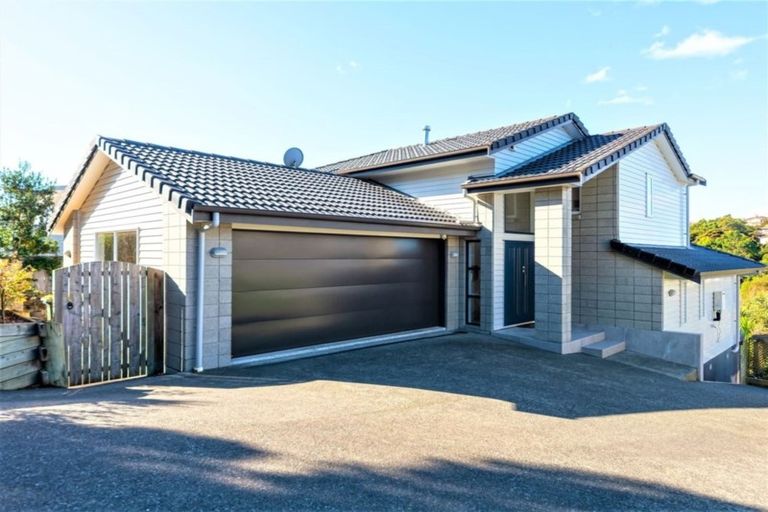 Photo of property in 12 Ilam Lane, Fairview Heights, Auckland, 0632